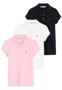 Trois polos en rose, blanc et noir. Manches courtes, col et patte de boutonnage à trois boutons. Chacun présente un petit logo sur la poitrine.