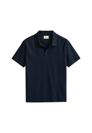 Marineblaues Kurzarm-Poloshirt mit umgeschlagenem Kragen und kleinem Etikett innen im Halsausschnitt, flach auf weißem Hintergrund ausgelegt.