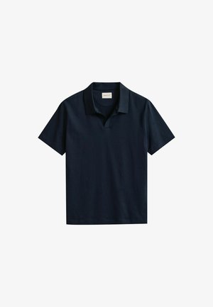 Marineblaues Kurzarm-Poloshirt mit umgeschlagenem Kragen und kleinem Etikett innen im Halsausschnitt, flach auf weißem Hintergrund ausgelegt.