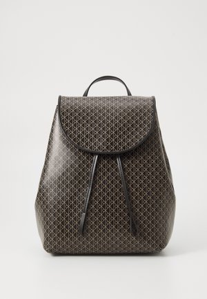 Donkerbruine rugzak met beige geometrisch patroon, klep bovenaan, trekkoordsluiting en een klein handvat tegen een eenvoudige lichte achtergrond.