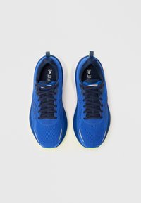 Scarpe sportive blu con tomaia in rete, punta rotonda e chiusura con lacci. Le caratteristiche includono una suola bianca e accenti verdi a contrasto.