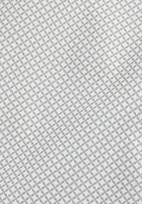 Weißer Stoff mit einem hellgrauen Rautenmuster, das aus kleinen sich kreuzenden Linien besteht, um zusätzliche Textur zu bieten. Glatte Oberfläche.