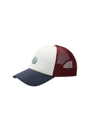 Gorra de camionero con una parte frontal blanca, visera azul marino y parte trasera de malla burdeos. Presenta un parche de logo redondo en la parte delantera y una correa ajustable.