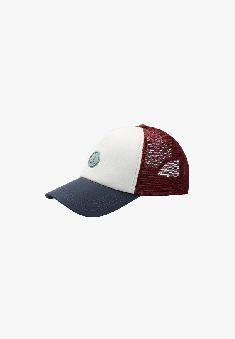Gorra de camionero con una parte frontal blanca, visera azul marino y parte trasera de malla burdeos. Presenta un parche de logo redondo en la parte delantera y una correa ajustable.