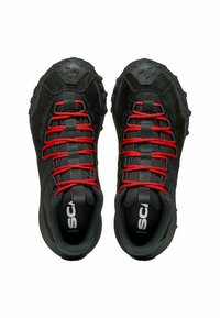 Scarpe da ginnastica nere con lacci rossi, dotate di una superficie testurizzata, suola resistente e logo del marchio prominente all'interno del tallone.