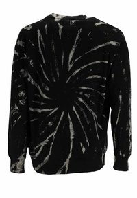 Sudadera negra con un patrón de tie-dye en blanco, con un diseño en espiral, puños de canalé y cuello redondo. Textura de tela suave.