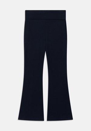 Sorte ribstrikkede damebukser med bred elastisk talje og let udvidede ben mod en ensfarvet baggrund.