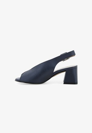 Scarpa slingback in pelle blu navy con punta aperta e tacco a blocchetto, cinturino regolabile con fibbia, vista laterale su sfondo bianco.