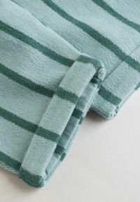 Tyrkysová bavlněn á látka se zelenými pruhy, s výrazným přeloženým lemem. Jemná textura a tkaný vzor vytvářejí vrstvený vzhled.