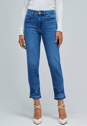 Pantalones vaqueros de mezclilla azul con una cintura alta, corte recto y longitud recortada. Presenta remaches, un botón de latón y un ligero deshilachado en los dobladillos.