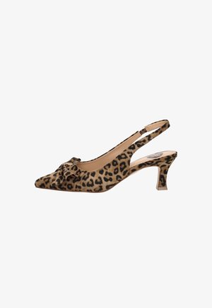 Slingback kitten heel schoen met luipaardprint, puntige neus en decoratieve strik aan de voorkant, in beige en zwarte kleuren.