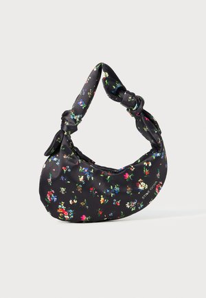 Schwarze halbmondförmige Handtasche mit buntem Blumenmuster und geknoteten Griffen, die ein kleines metallisches Logo auf der rechten Unterseite trägt.
