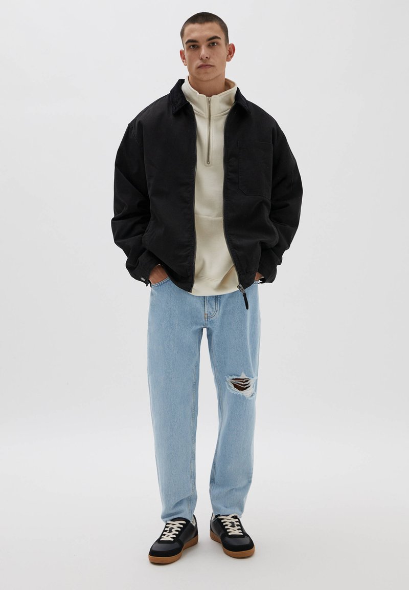 Herren Skinny Fit | PULL&BEAR STANDARD-FIT-JEANS MIT ZIERRISSEN AN DEN HOSENBEINEN Jeans Straight Leg royal blue/royal - VY83591 Herren Skinny Fit | PULL&BEAR STANDARD-FIT-JEANS MIT ZIERRISSEN AN DEN HOSENBEINEN Jeans Straight Leg royal blue/royal - VY83591