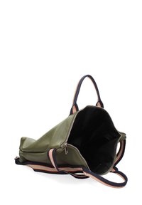 Borsa in pelle verde con superficie texturizzata, dotata di manici a righe blu navy e arancioni a contrasto e interno nero, aperta.