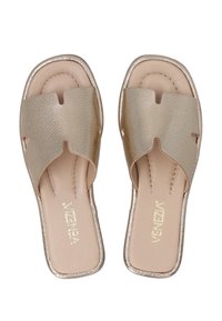 Guld slide sandaler med en struktureret overdel, åben tå og udskåret design. Glat beige indersål og en diskret metallisk trim langs sålen.