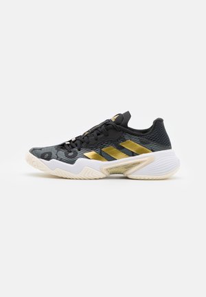 BARRICADE - Scarpe da tennis per tutte le superfici - core black/gold metallic/carbon