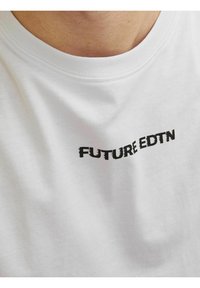 Jack & Jones JCOSTAGGER TEE SS CREW NECK - T-shirt con stampa - white