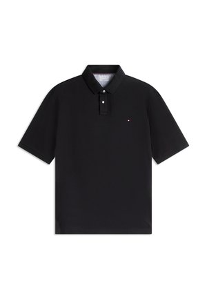 Schwarzes Poloshirt mit kurzen Ärmeln, zwei weißen Knöpfen und kleinem roten, weißen und blauen Logo auf der linken Brust.