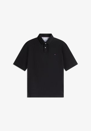 Zwart poloshirt met korte mouwen, twee witte knopen en een klein rood-wit-blauw logo op de linkerborst.