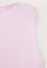 Maiou tricotat roz deschis fără mâneci, cu margini striate în jurul deschiderilor pentru brațe și a decolteului, pe un fundal bej.