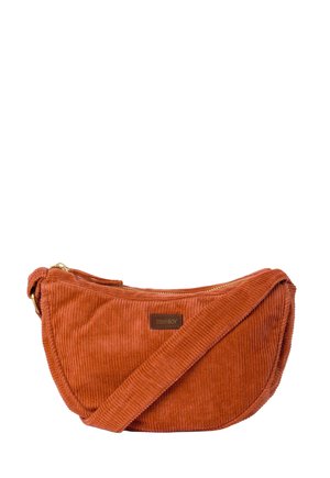 Sac bandoulière en velours côtelé couleur rouille avec sangle réglable et fermeture éclair dorée, doté d'une petite étiquette rectangulaire sur le devant.