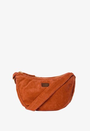Crossbody tas van ribfluweel in roestkleur met verstelbare riem en gouden ritssluiting, voorzien van een klein rechthoekig voorlabel.
