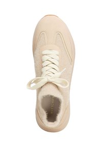 Sneaker beige con suede e tessuto morbido e testurizzato. Presenta una punta arrotondata, lacci crema piatti e un collare imbottito. Logo del marchio visibile all'interno.