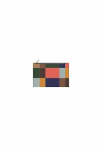 Pochette zippée de différentes couleurs, présentant un design en patchwork avec des carrés en cuir rouge, vert, bleu, beige et marron. Fini texturé.