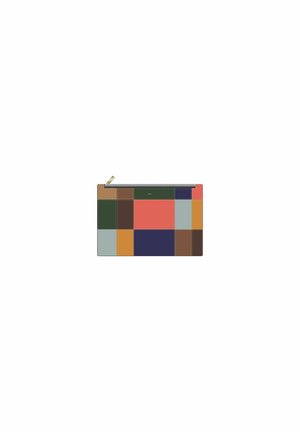 Pochette zippée de différentes couleurs, présentant un design en patchwork avec des carrés en cuir rouge, vert, bleu, beige et marron. Fini texturé.