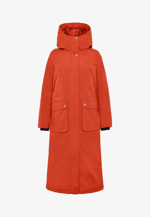 Manteau long rouge avec capuche, dotée de deux poches avant, fermetures à pressions et poignets noirs contrastants. Fabriqué en matériau résistant aux intempéries.