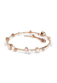 Armband in roségoud met ronde parels en heldere kristallen, gezet in metalen pootjes langs een flexibele ketting. Gladde afwerking met een sluiting.