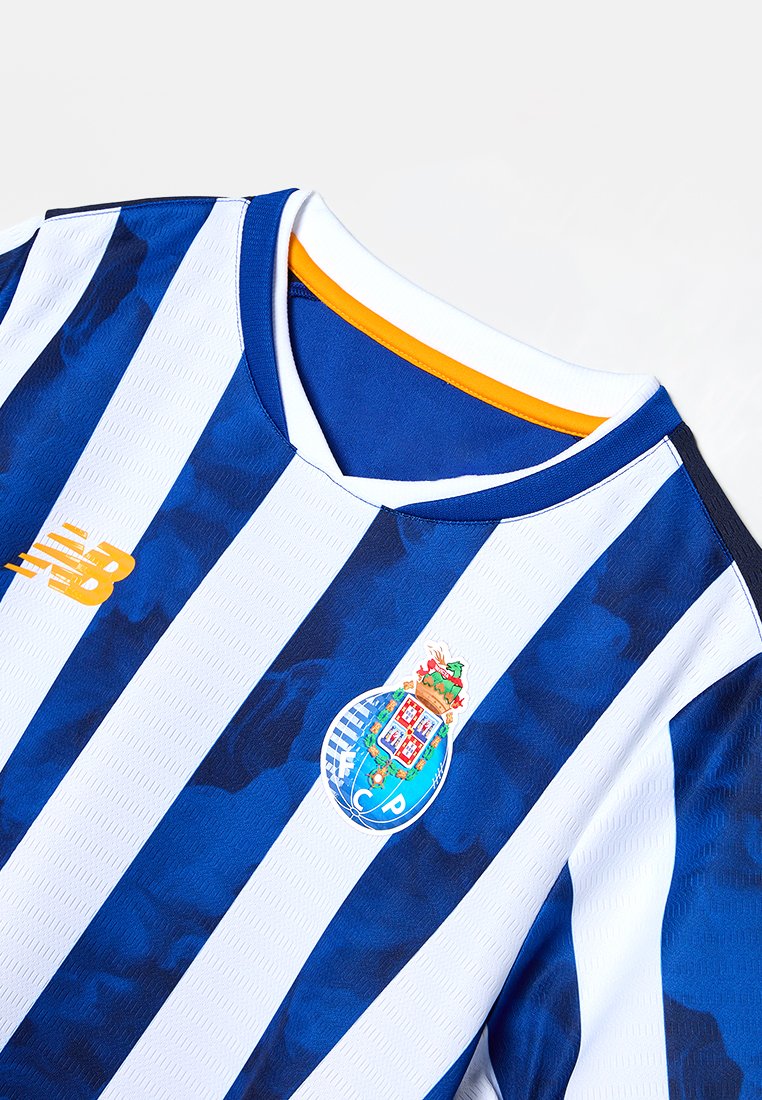 Blauw-wit gestreept voetbalshirt van textuurstof, met een ronde hals en oranje accenten. Bevat het logo van FC Porto op de voorkant.