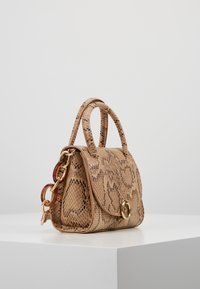 Liten strukturerad handväska med beige och brun ormskinnsmönster, två handtag upptill, gyllene clasp och dekorativ bärnstenkedjadetalj på vit yta.