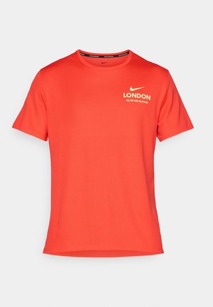Tricou roșu Nike cu inscripția "Londra" și textul referitor la distanța de maraton în alb, guler rotund, mâneci scurte și textură de țesătură netedă.