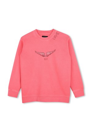 Koraalroze sweater met lange mouwen, strass vleugelontwerp en "1997" op de borst en strass "LOVE" vlak bij de kraag aan de rechterkant.