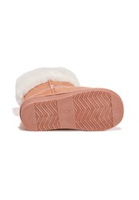 Botines de ante rosa claro con un ribete de piel sintética blanca en la parte superior. La suela de goma texturizada presenta un patrón de espiga para un mejor agarre.
