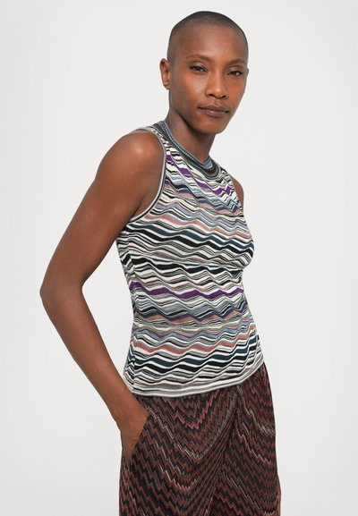 Mångfärgad vågmönstrad ärmlös topp med en figurnära design. Tillverkad av ett strukturerat stickat material. Försedd med en rundad krage.