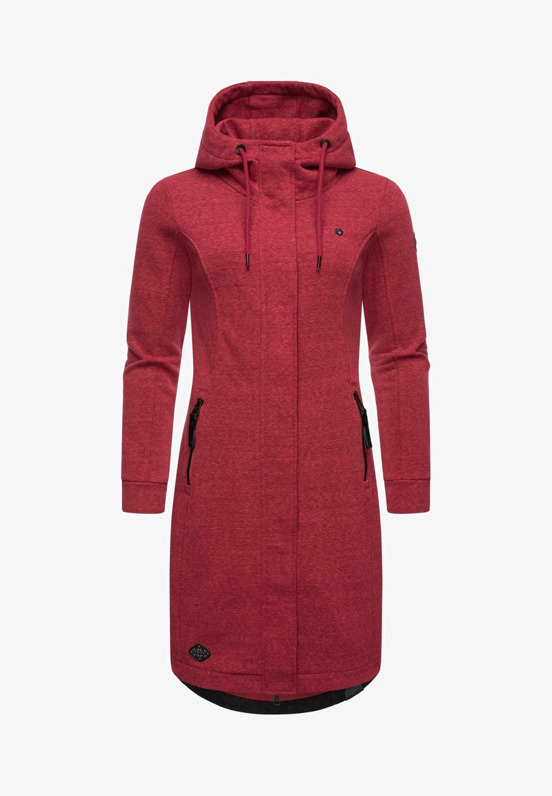 Piros kapucnis kabát, texturált anyagból, teljes hosszúságú kivitelben, oldalról cipzáras zsebbel és állítható zsinórral a kapucnin.