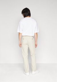DOCKERS SMART FLEX MOTION SLIM - Vászonnadrágok - sahara khaki