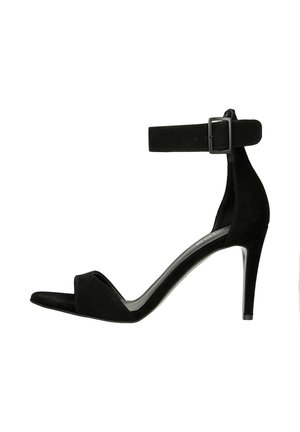 Czarne zamszowe sandały na wysokim obcasie z biosnówką, otwartym czubkiem i smukłym obcasem typu stiletto. Charakteryzują się minimalistyczną sylwetką i gładką teksturą.