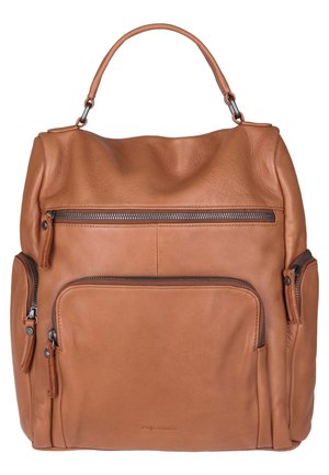 Sac à dos en cuir marron avec poignée supérieure, poche avant zippée et deux poches latérales zippées sur fond blanc.