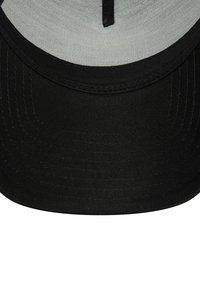 Gorra de béisbol negra con visera plana, hecha de una tela texturizada. El interior muestra un forro gris con detalles de costura a lo largo del borde de la visera.