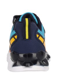 Marineblaues Sportschuhmodell mit einer strukturierten Mesh-Oberfläche, blauen, orangefarbenen und gelben Akzenten sowie schwarzen Gummispikes auf einer weißen Zwischensohle.