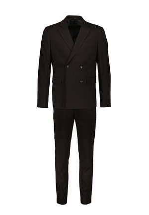 Abito nero doppiopetto con rever a incasso e tasche con patta, abbinato a pantaloni slim fit coordinati, mostrato su sfondo bianco.