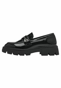 Čierne lakované kožené loafers s masívnou čiernou gumovou podrážkou, s jemným pásom cez priehlavok a viditeľnými švovými detailmi.