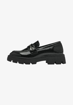 Schwarze Lackleder-Lederschuhe mit einer massiven schwarzen Gummisohle, die über ein dezentes Band über dem Rist und sichtbare Nähte verfügt.