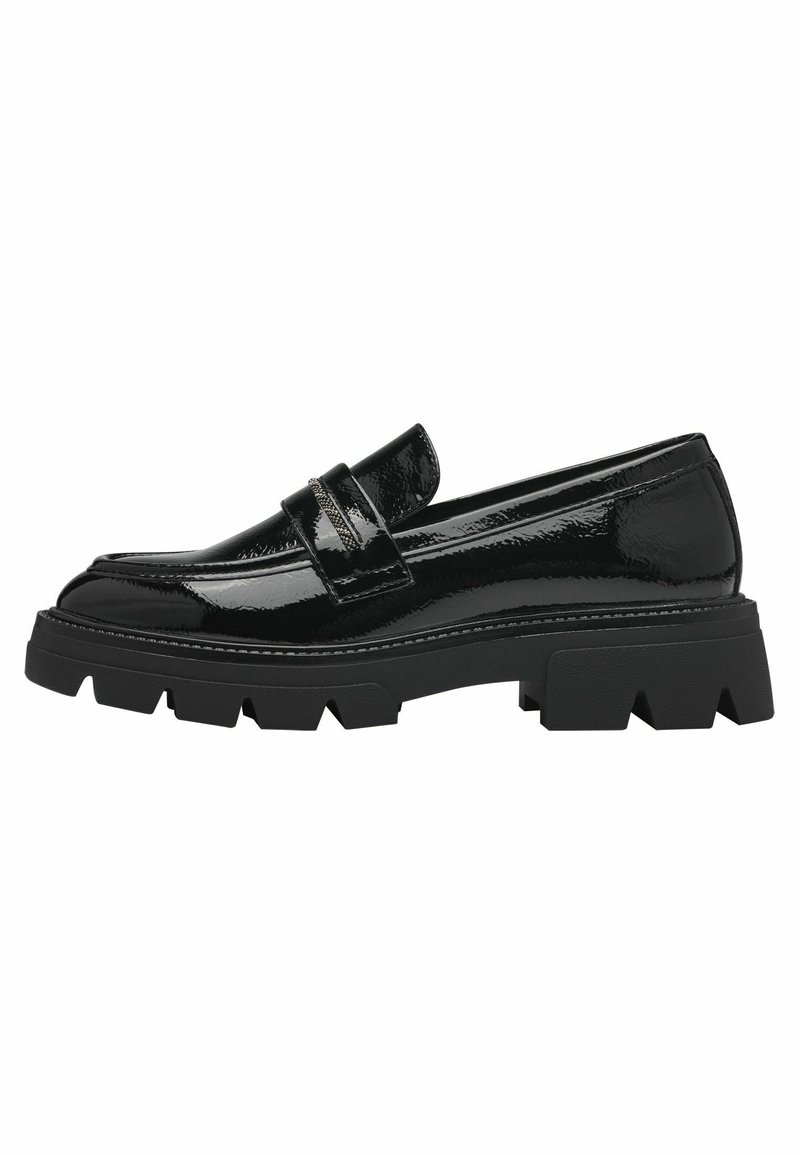 Čierne lakované kožené loafers s masívnou čiernou gumovou podrážkou, s jemným pásom cez priehlavok a viditeľnými švovými detailmi.