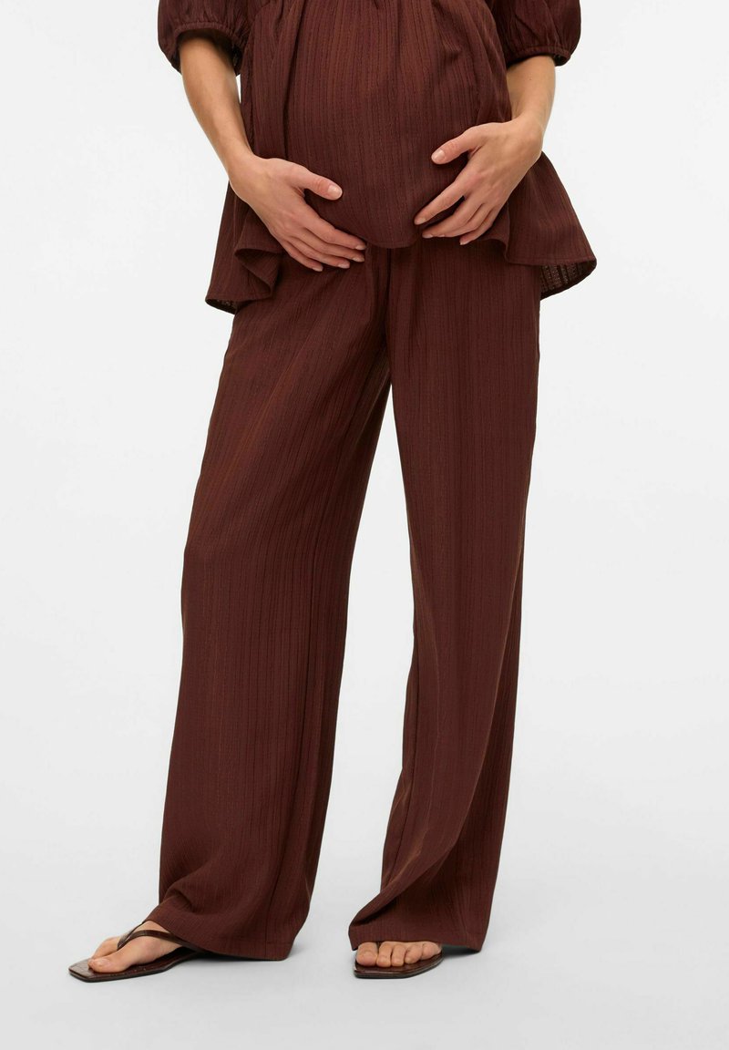 Pantalons évasés en tissu texturé marron foncé, présentant un design fluide avec une finition légèrement froissée et de subtiles rayures verticales.