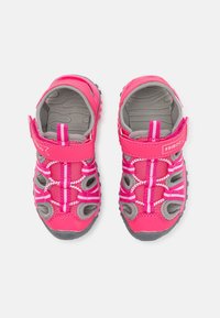 Różowe siatkowe sandały z szarymi akcentami, regulowany pasek, otwarte boki dla wentylacji oraz teksturowane podeszwy dla lepszej przyczepności. Lekka konstrukcja zapewniająca wygodę.