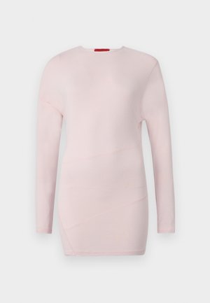 Haut rose clair à manches longues avec un col rond, présentant des détails de couture diagonale et une texture lisse.